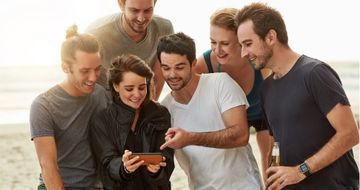 Vereinsmitglieder planen Social-Media-Inhalte am Laptop – Darstellung von Strategieentwicklung und Content-Erstellung für erfolgreiche Vereinskommunikation.