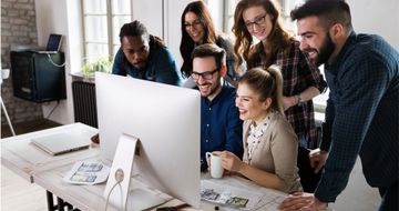 Bildschirm mit moderner Vereinswebsite, daneben Personen bei der Website-Pflege – symbolisiert professionelle Online-Präsenz und einfache Verwaltung für Vereine.